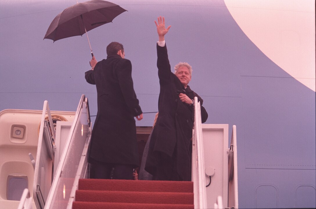 President Bill Clinton waves farewell from the steps to Special Air Mission 2800, upon his final departure from Andrews Air Force Base, Md., Jan. 20, 2001.