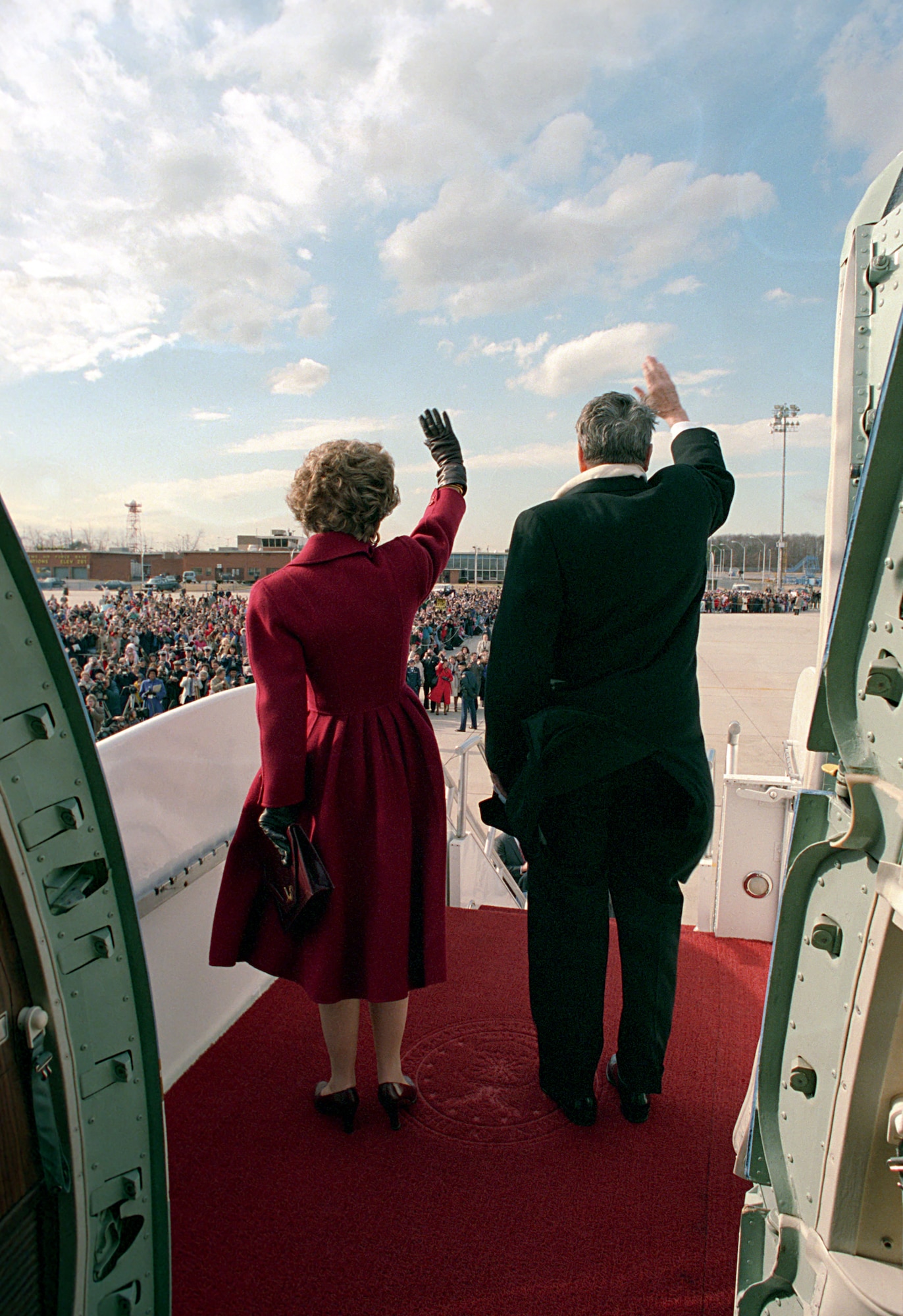 Nancy Reagan and Former President Ronald Reagan wave before boarding a U.S. Air Force VC-37C at the conclusion of their departure ceremony at Andrews Air Force Base, Maryland, Jan. 20, 1989.