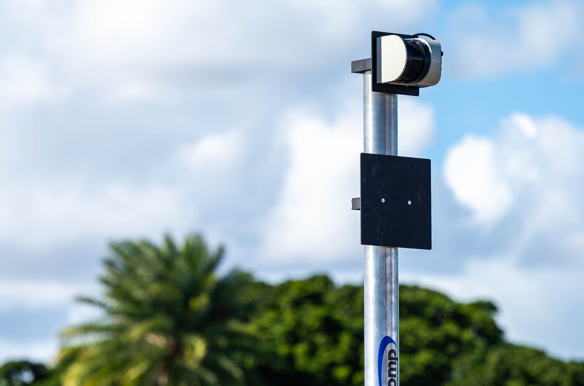 A photo of a small cylinder device on a pole used for scanning objects.