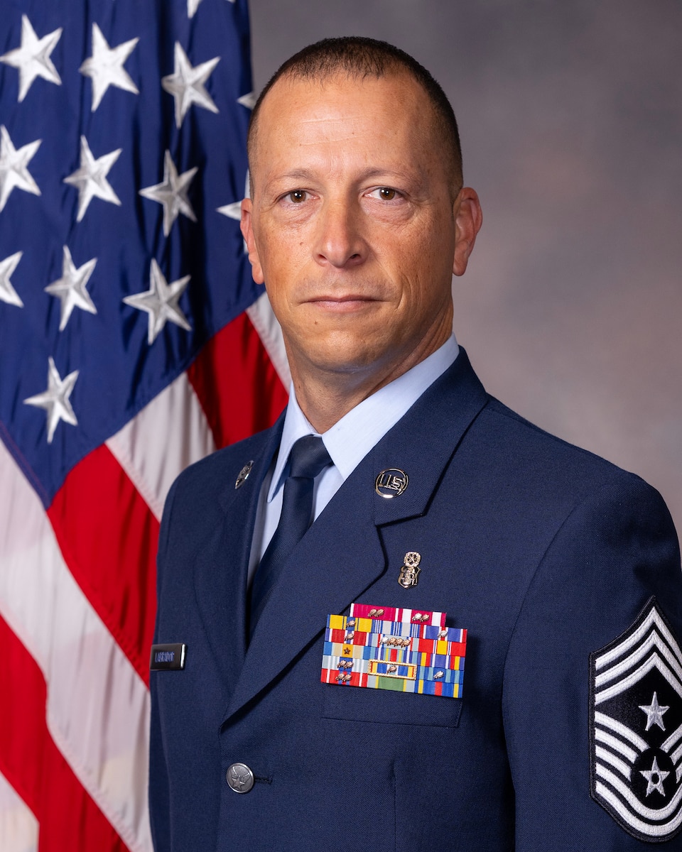 Col Labrador official photo