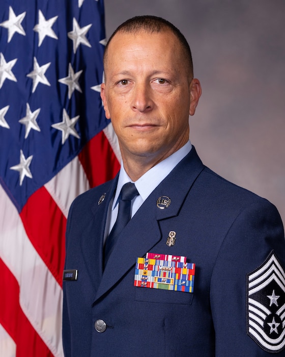 Col Labrador official photo