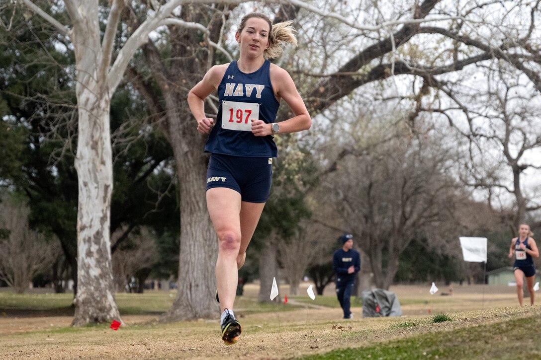 Navy Lt. Madison Overby races to third place in the women’s divsion of the 2025 Armed Forces Men’s and Women’s Cross Country Championship at Windcrest Golf Club in Windcrest, Texas, on Jan. 25, 2025. (DoD photo by EJ Hersom)