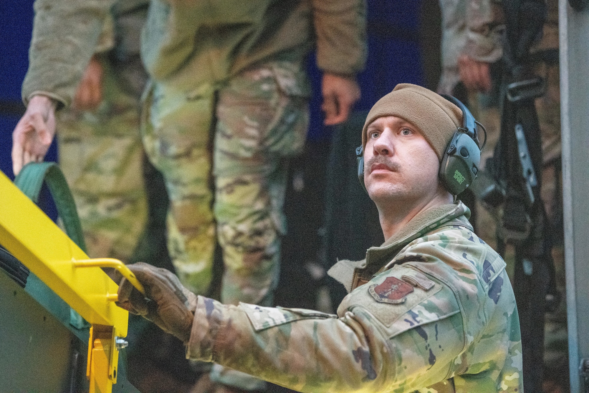Airman observes a luggage onload