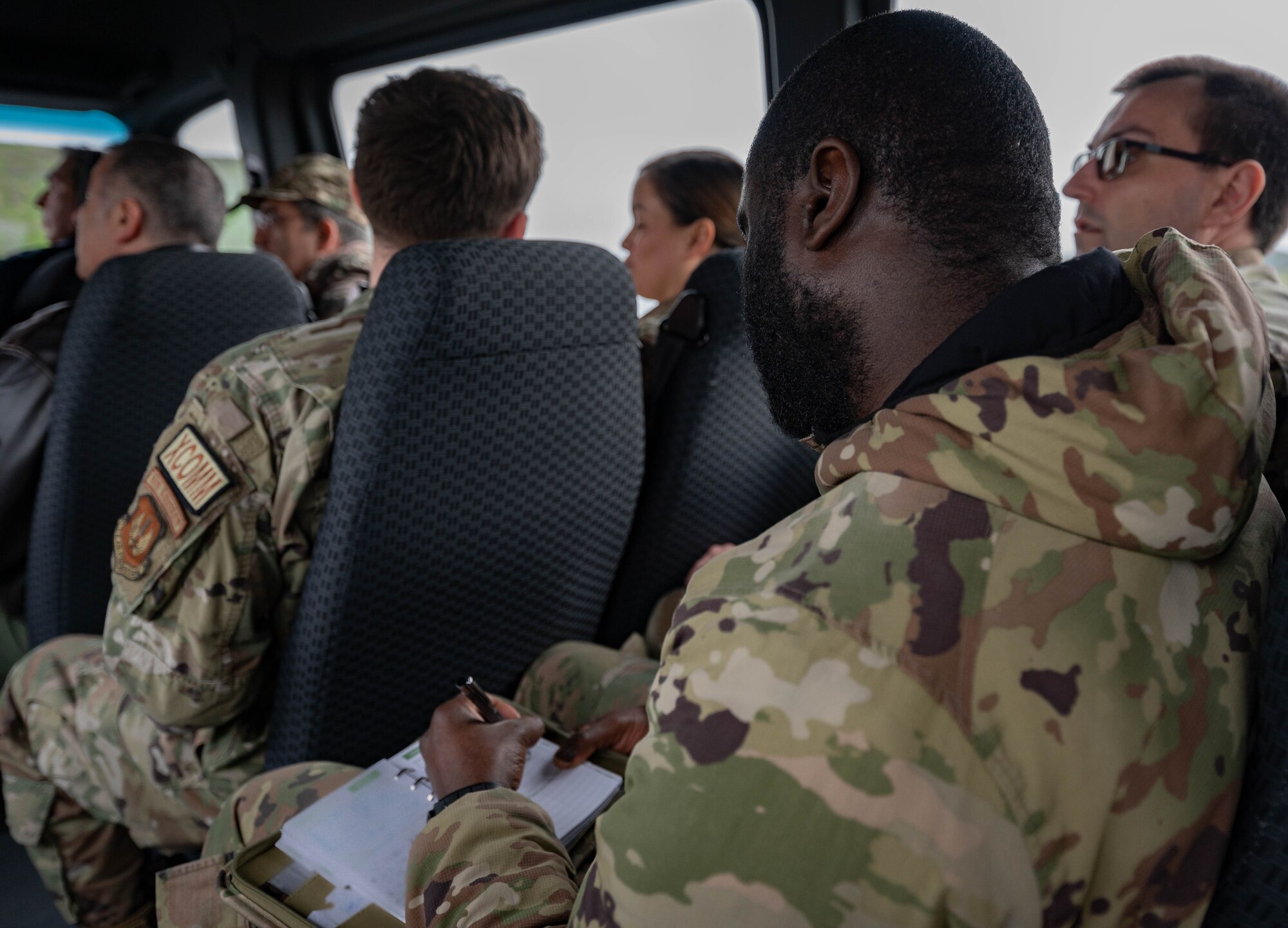 Air advisor takes notes