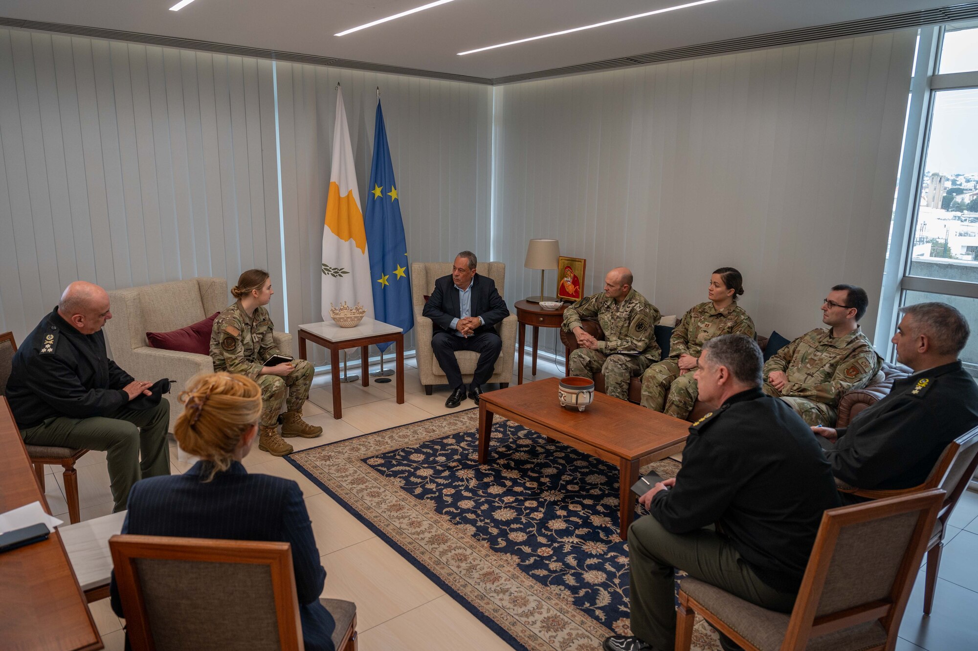 Airmen meet with Minister of Defence