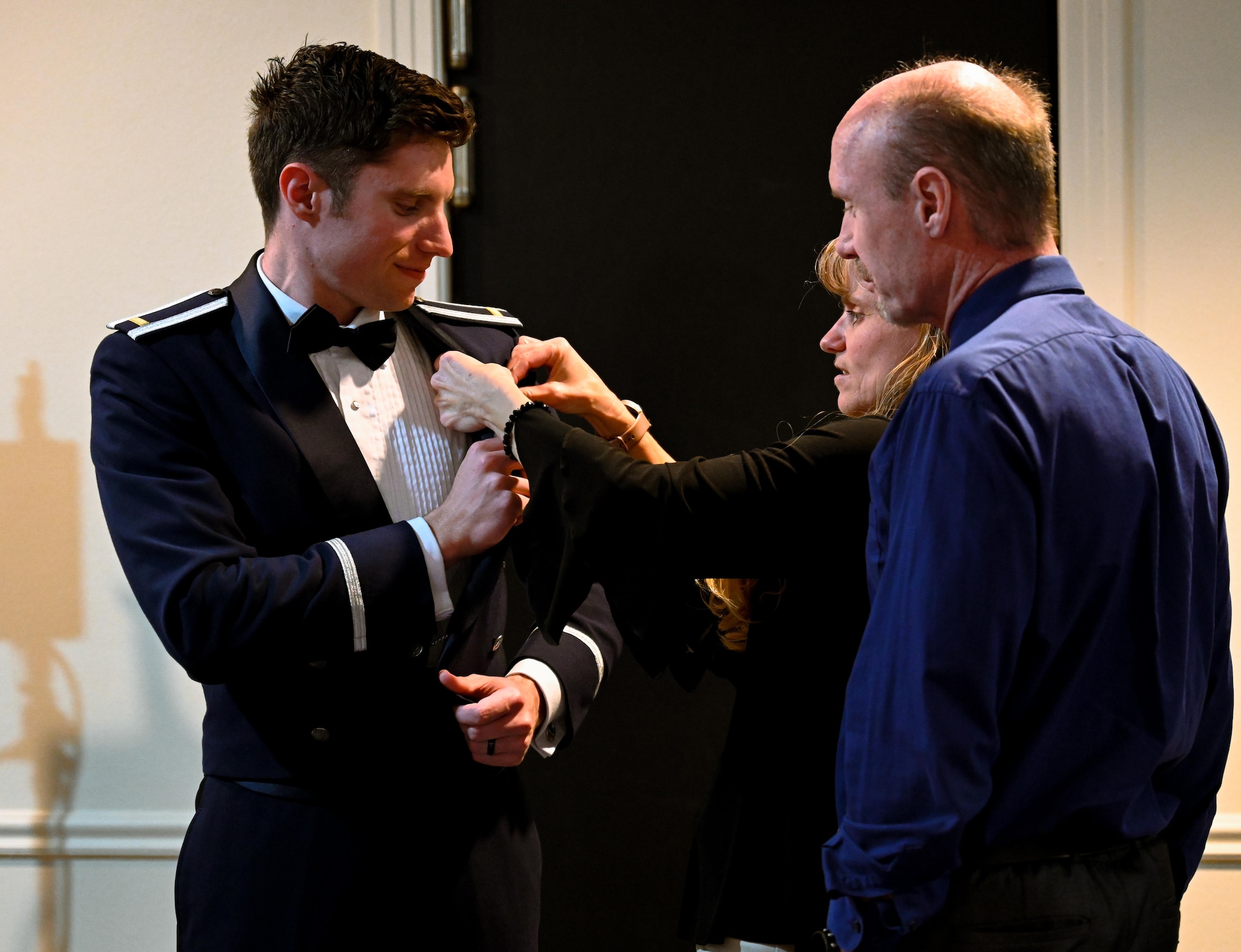 U.S. Air Force Airmen from graduating Class 25-05 present one half of their broken wings to their loved ones at Laughlin Air Force Base, Texas, Jan. 30, 2024.  Twenty-two U.S. Air Force officers were awarded silver wings during the ceremony, symbolizing their completion of the Undergraduate Pilot Training program. (U.S. Air Force photo by Airman 1st Class Harrison Sullivan)