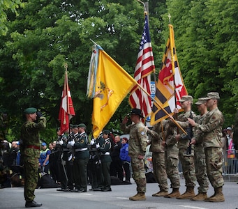 U.S. Army Lt. Col. Jonathan Roland, commander of the 5th Squadron, 7th Cavalry Regiment, and a combined color guard of squadron personnel and the Maryland National Guard Soldiers salute Estonian Maj. Gen. Ilmar Tamm during the Victory Day ceremony in Pärnu, Estonia, June 23, 2025. Estonian Victory Day commemorates the 1919 Battle of Võnnu, when Estonian forces defeated Baltic-German troops during the War of Independence, a pivotal moment in Estonia’s fight for sovereignty. Serving under Task Force Iron, the 5th Squadron, 7th Cavalry Regiment, 3rd Infantry Division and Soldiers of the Maryland National Guard are deployed to Europe to conduct multinational training alongside NATO allies and regional partners, supporting V Corps’ mission to provide combat-credible forces across the continent. (U.S. Army photo by 1st Lt. Daniel Luong)