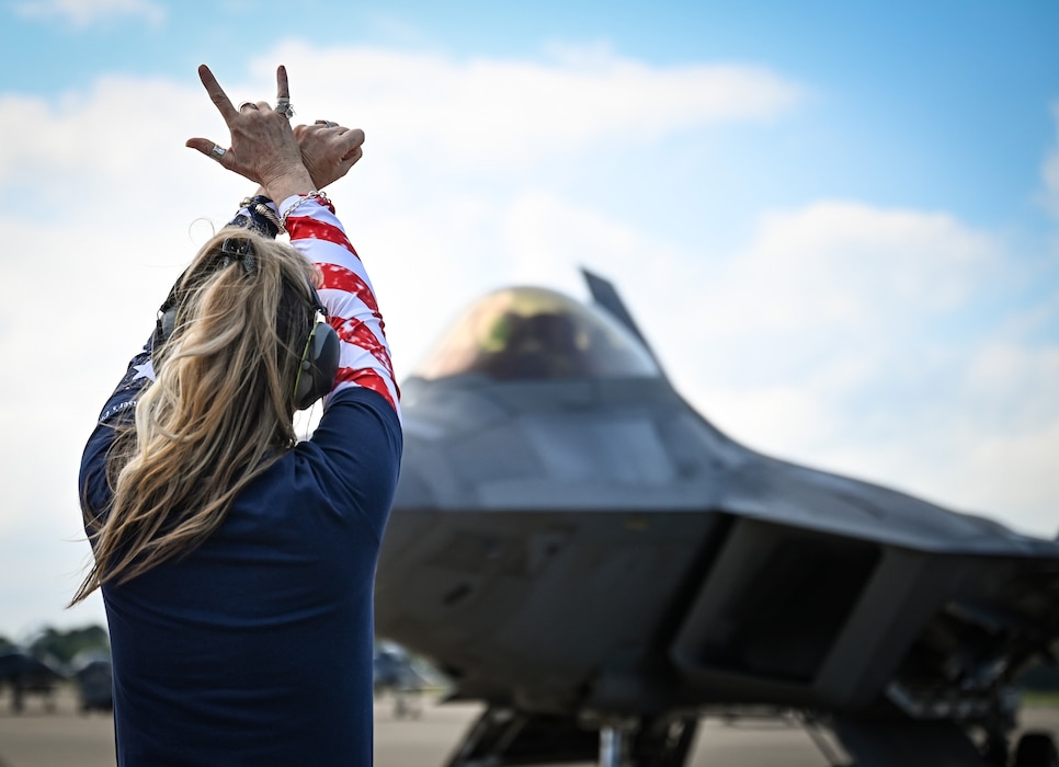 Wife directing F-22