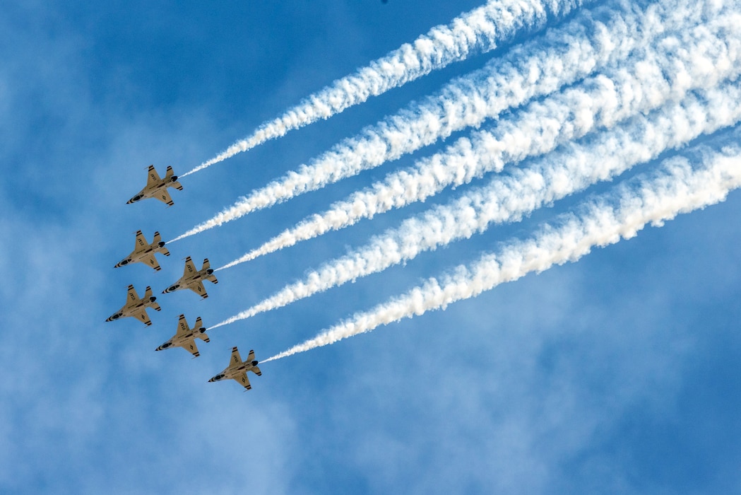 Thunderbirds flying in formation