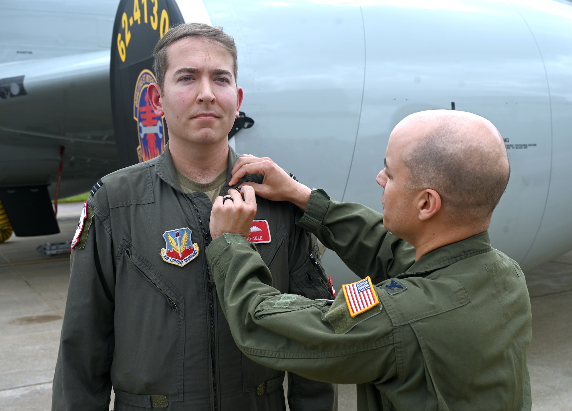 Col. Gray presents Armed Forces Air Medal to Royal Air Force member.
