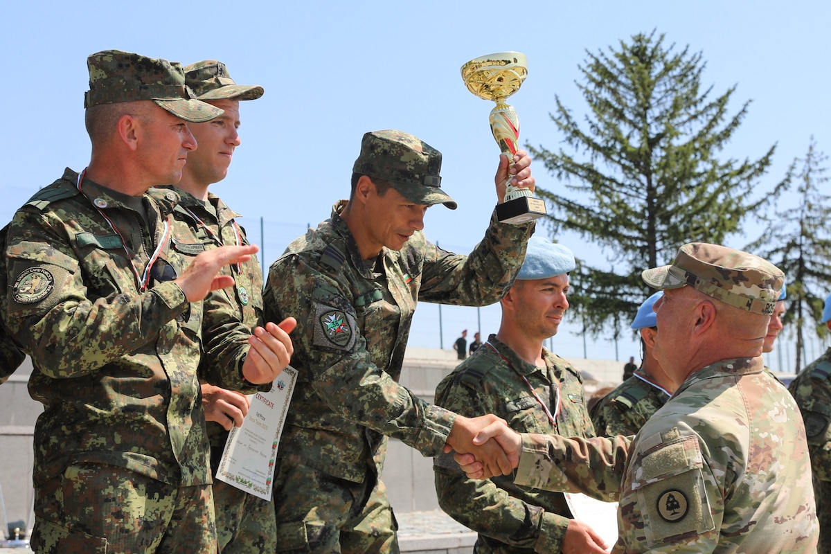 Tennessee's Adjutant General hands first-place trophy to Bulgarian Land Forces team