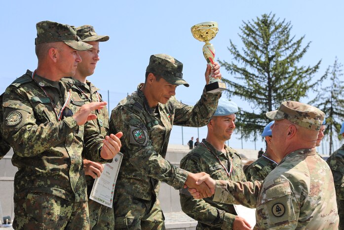 Tennessee's Adjutant General hands first-place trophy to Bulgarian Land Forces team