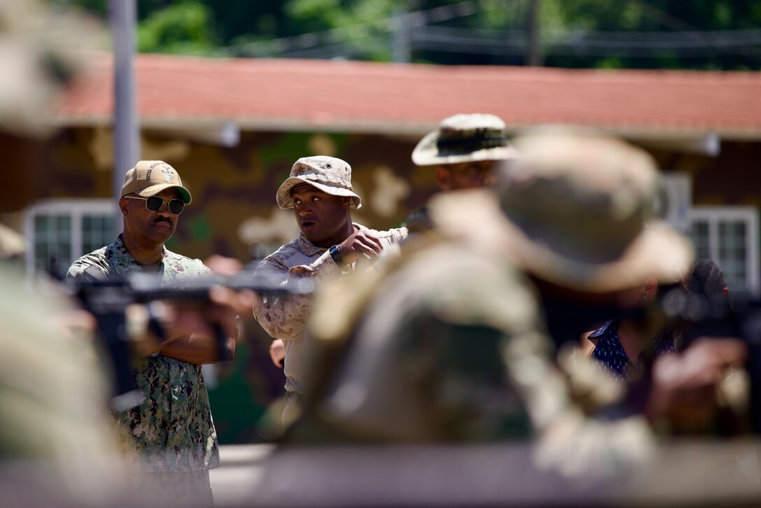 U.S. Navy Adm. Alvin Holsey, left, commander, U.S. Southern Command, observes a dry-fire weapons drill during the second training iteration with the National Aeronaval Service of Panama in Panama, June 26, 2025. Marines with 2nd Battalion, 2nd Marine Regiment and Panama’s forces spent several weeks training together on topics such as live-fire, medical care, jungle training and survival, and land navigation tactics. (U.S. Marine Corps photo by Sgt. Samuel Qin)