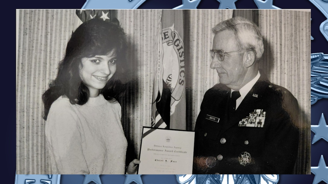 DLA Energy employee receives a performance award.