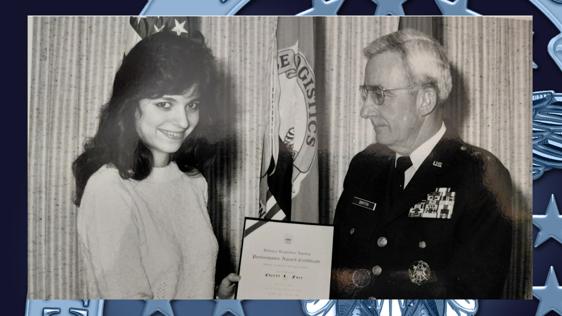 DLA Energy employee receives a performance award.