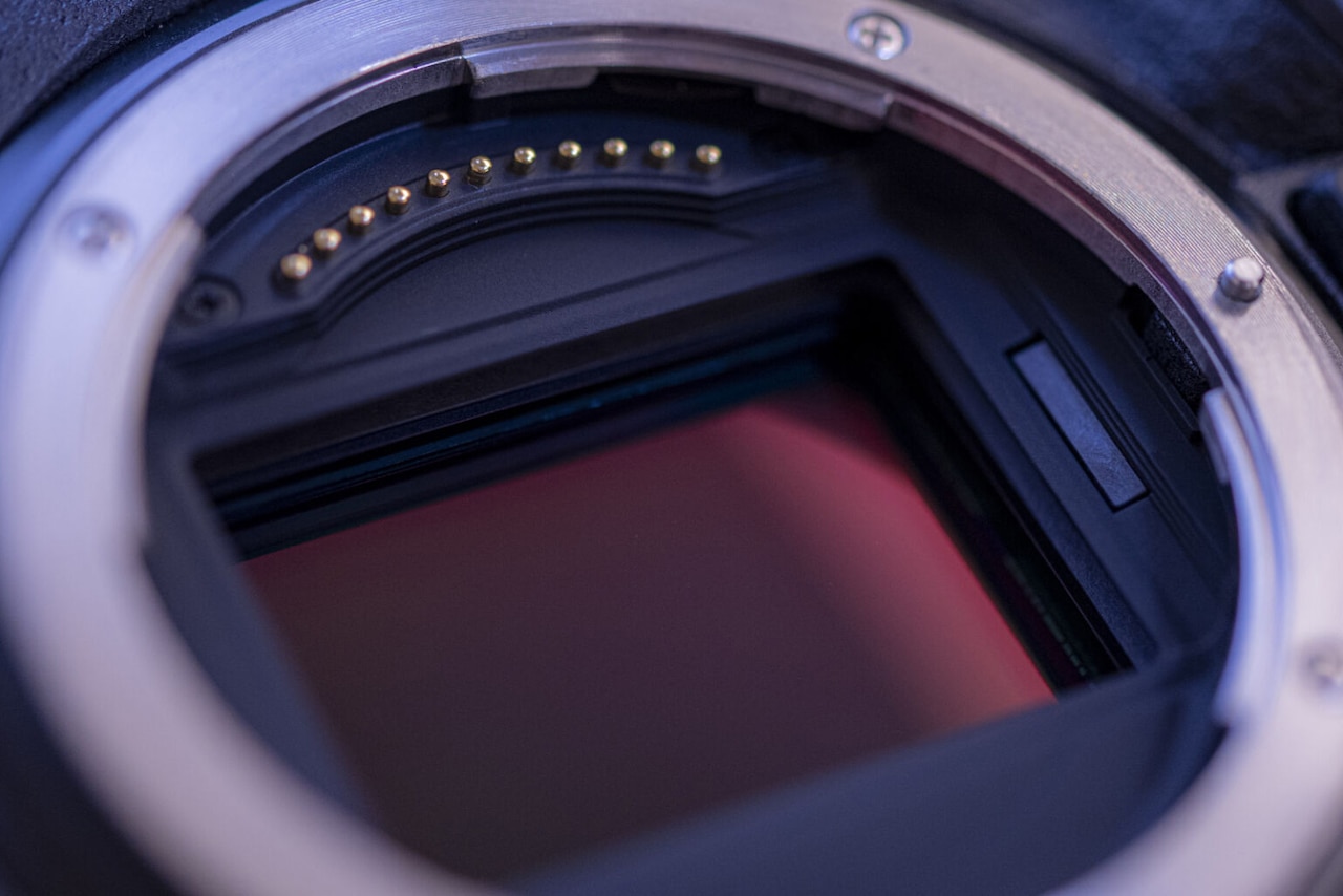 The inside of a digital camera is shown with an outer ring and an inner rectangle.