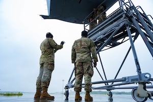 Airmen from the 105th Aircraft Maintenance Squadron and U.S. Air Force Reserve 315th Aircraft Maintenance Squadron work on a C-17 Globemaster III.