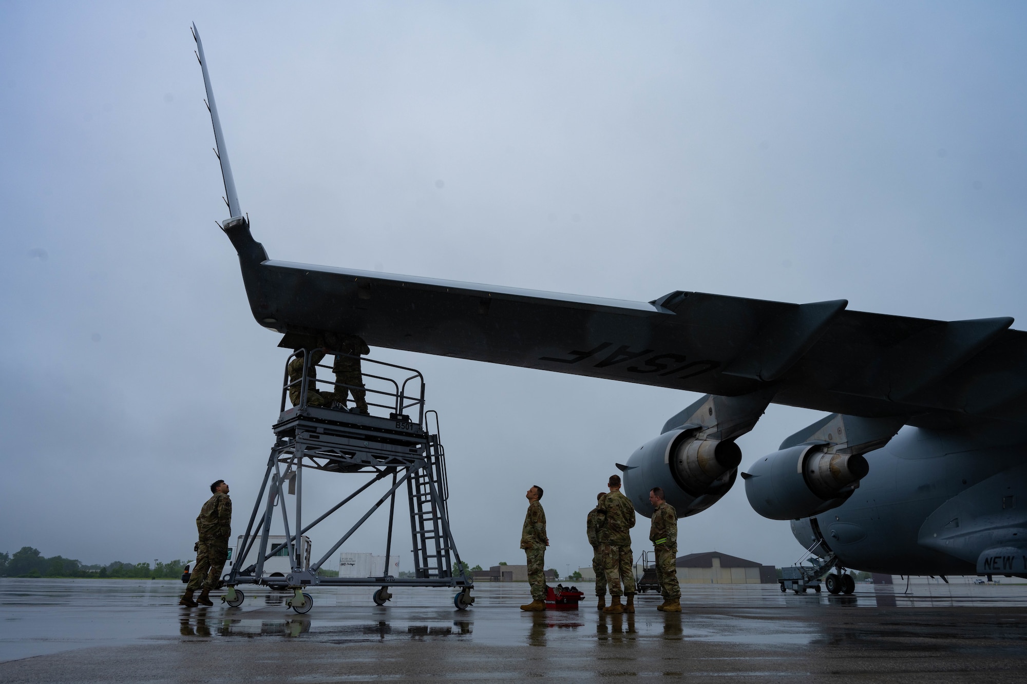Airmen from the 105th Aircraft Maintenance Squadron and U.S. Air Force Reserve 315th Aircraft Maintenance Squadron work on a C-17 Globemaster III.