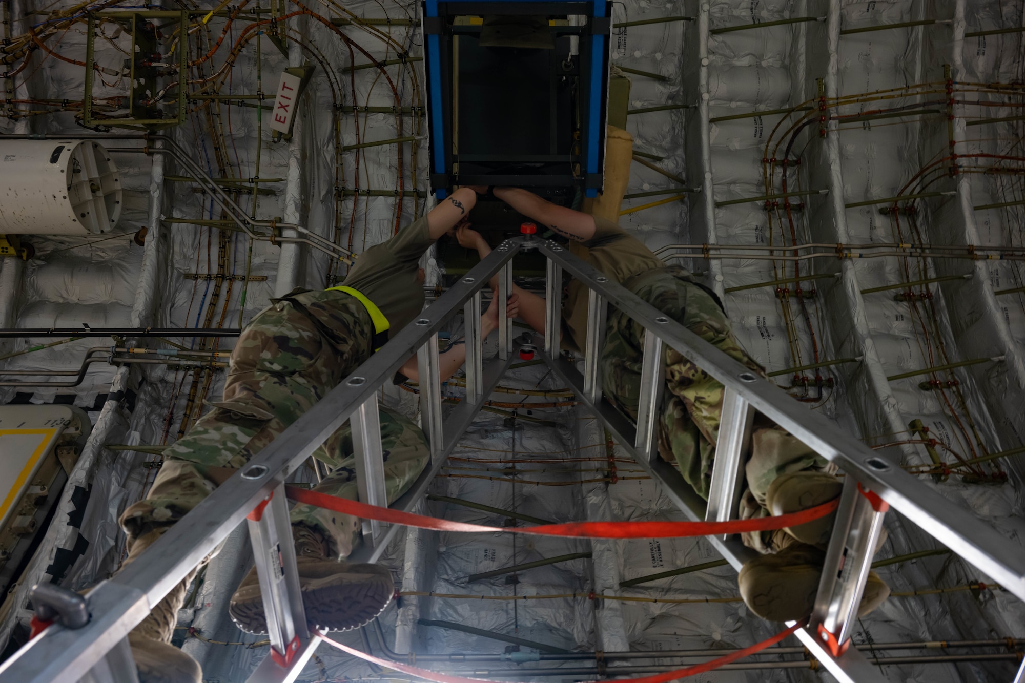 Airmen from the 105th Aircraft Maintenance Squadron and U.S. Air Force Reserve 315th Aircraft Maintenance Squadron work on a C-17 Globemaster III.