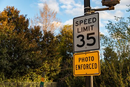 A picture of a speed limit sign.