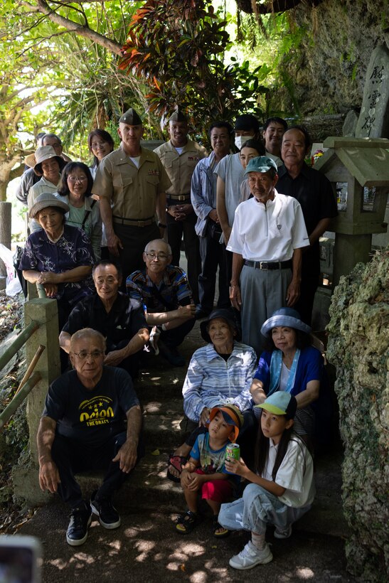 慰霊の日の6月23日、沖縄県浜比嘉島で海兵隊第3海兵師団司令部大隊副司令官ドニー・フリックス中佐、サイバースペース作戦群第3ネットワーク大隊所属のユセフ・ジョンソン三等軍曹らが沖縄戦で亡くなった住民の戦没者追悼式に参加し、祈りを捧げました。