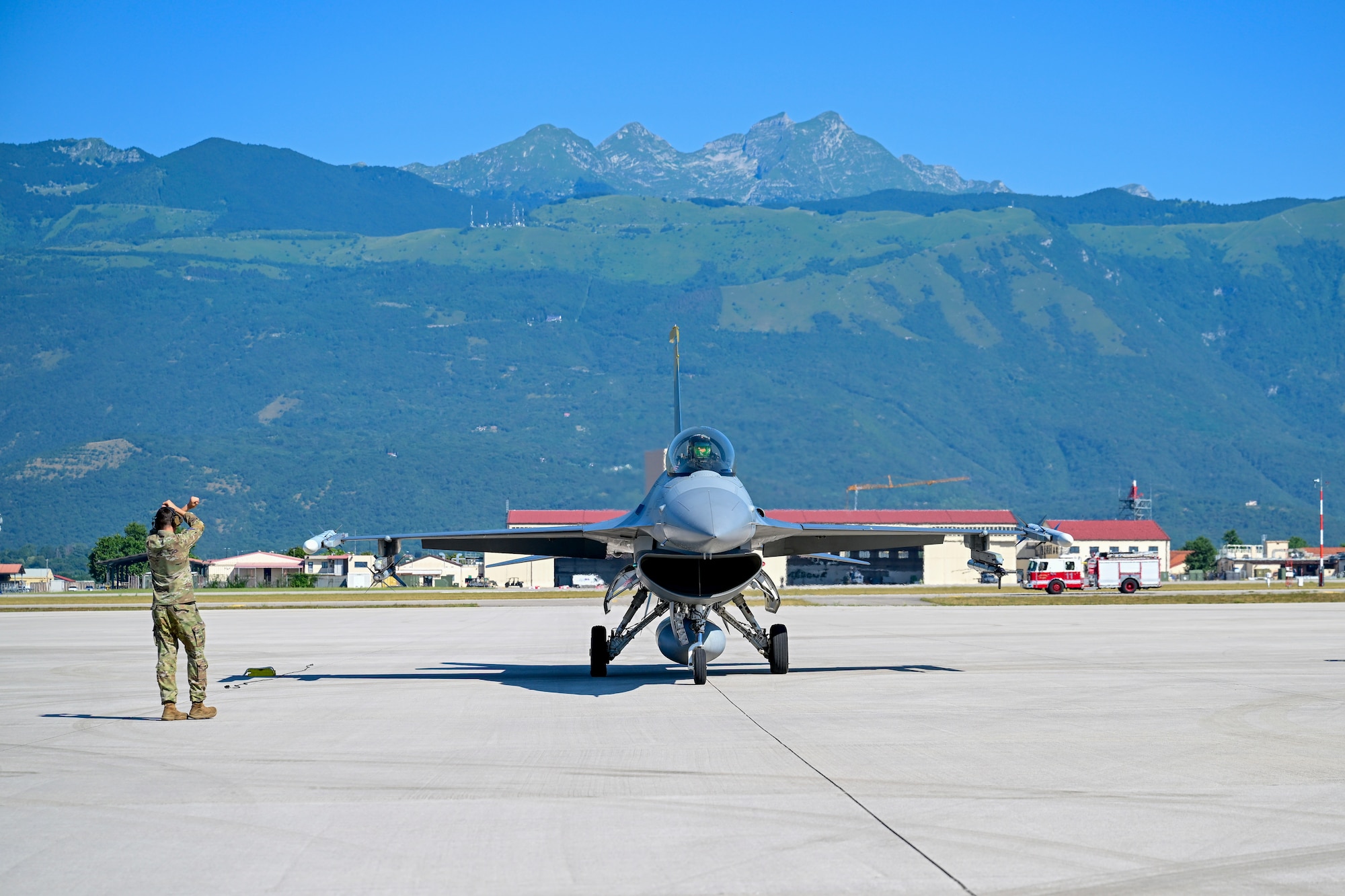 F-16 taxis in on the runway.
