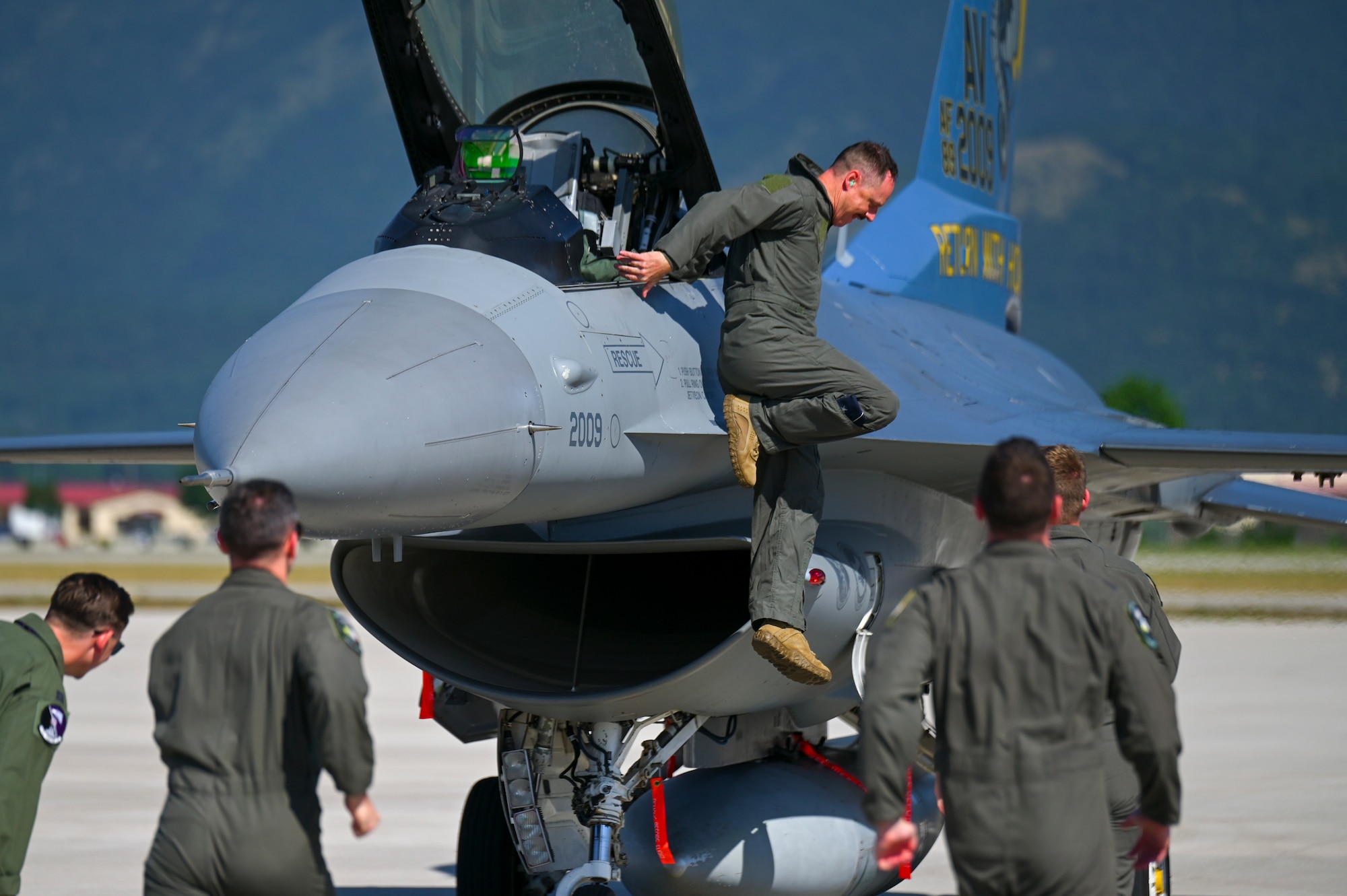 Gen. Clark jumps out of F-16