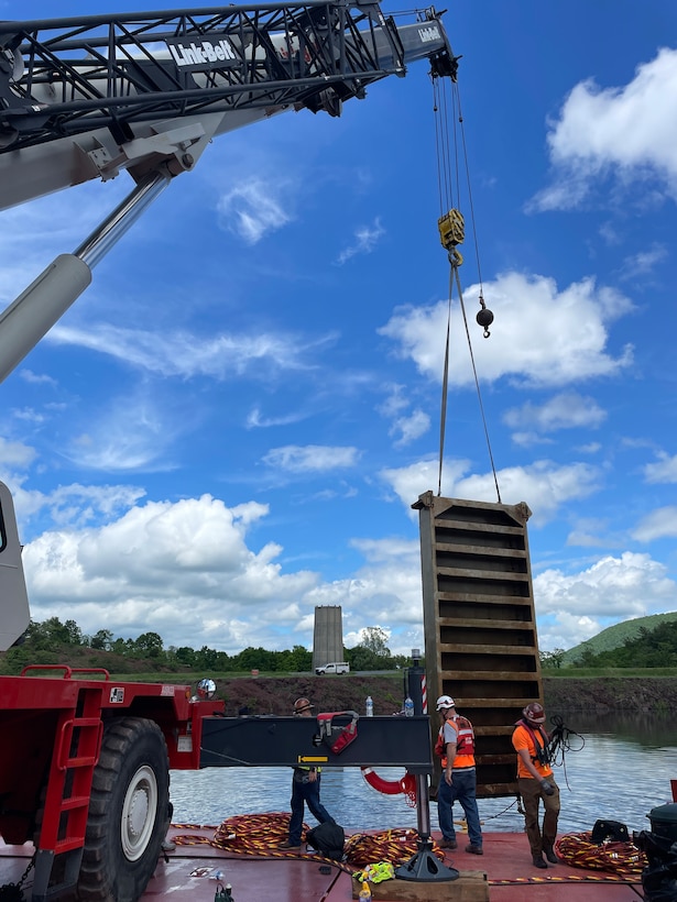 Machinery lifting piece of equipment