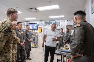 Executive chef Geronimo Lopez of Hotel Emma gestures as he talks to students from the Executive Mission Aviator course