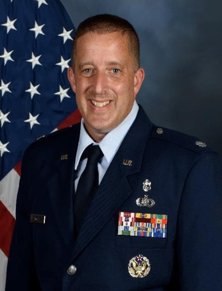 Official portrait of Lt Col Douglas A. Hickey