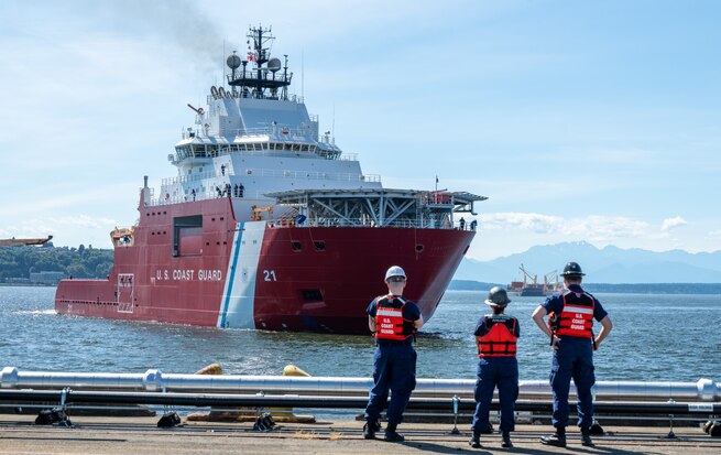 A linehandler aboard the U.S. Coast Guard Cutter Storis (WAGB 21) prepares to moor at Coast Guard Base Seattle, July 11, 2025. The vessel will temporarily berth in Seattle alongside the Coast Guard’s other polar icebreakers until infrastructure upgrades in Juneau, Alaska, are completed. (U.S. Coast Guard photo by Petty Officer 3rd Class Annika Hirschler)