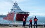A linehandler aboard the U.S. Coast Guard Cutter Storis (WAGB 21) prepares to moor at Coast Guard Base Seattle, July 11, 2025. The vessel will temporarily berth in Seattle alongside the Coast Guard’s other polar icebreakers until infrastructure upgrades in Juneau, Alaska, are completed. (U.S. Coast Guard photo by Petty Officer 3rd Class Annika Hirschler)