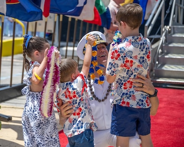 JOINT BASE PEARL HARBOR-HICKAM, Hawaii (July 12, 2025) - Cmdr. Dustin Kraemer, commanding officer of the Los Angeles-class fast-attack submarine USS Toledo (SSN 769), greets his family as Toledo arrives at Joint Base Pearl Harbor-Hickam during its change of homeport, July 12, 2025. Toledo is assigned to Submarine Squadron 7 and is capable of supporting various missions, including anti-submarine warfare, anti-surface ship warfare, strike warfare, and intelligence, surveillance, and reconnaissance. (U.S. Navy photo by Mass Communication Specialist 1st Class Scott Barnes)