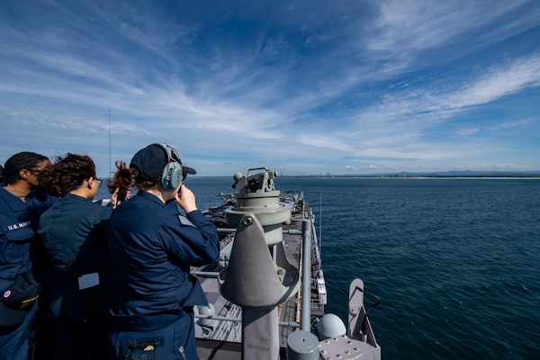 Sailors assigned to the forward-deployed amphibious assault ship USS America (LHA 6) conduct sea and anchor on the ship’s forward lookout, while pulling into Brisbane, July 9.