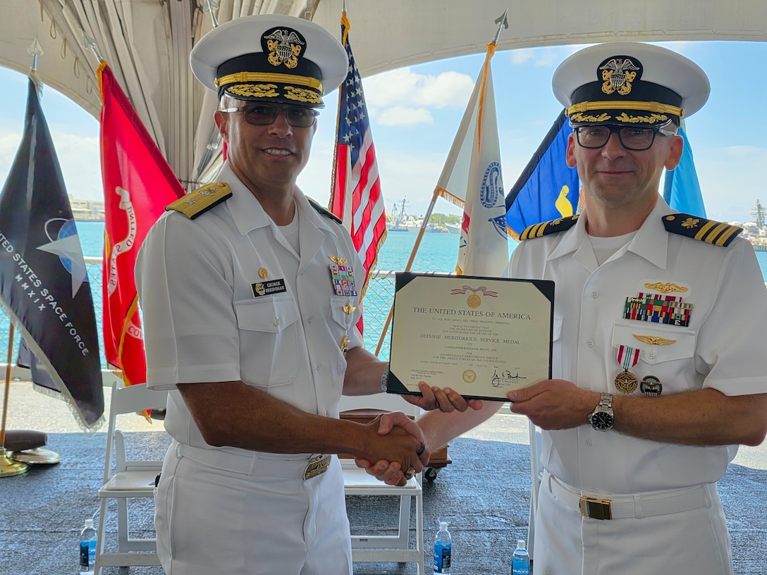 Defense Logistics Agency commander presents award.
