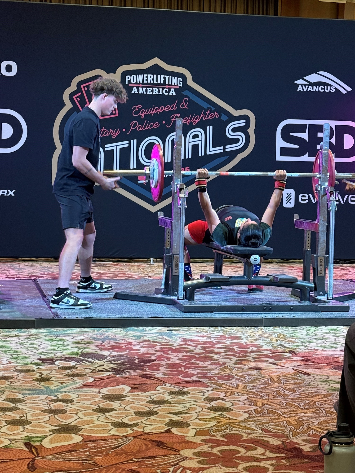 Women powerlifting doing a bar lift