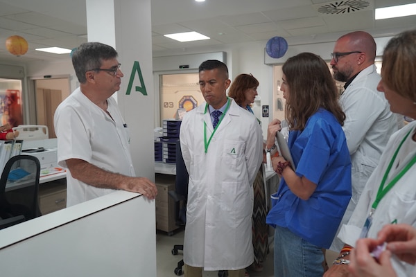 250623-N-FT324-6565. ROTA, SPAIN (June 23, 2025). Capt. Michael Mercado, Director of U.S. Naval Hospital Rota, engages with staff during a tour of Hospital Universitario Puerta del Mar, focusing on enhancing collaborative healthcare efforts and reinforcing the vital partnership that supports warfighters and their families overseas. (U.S. Navy Photo Released by Lt. Cmdr. Alicia Sacks)