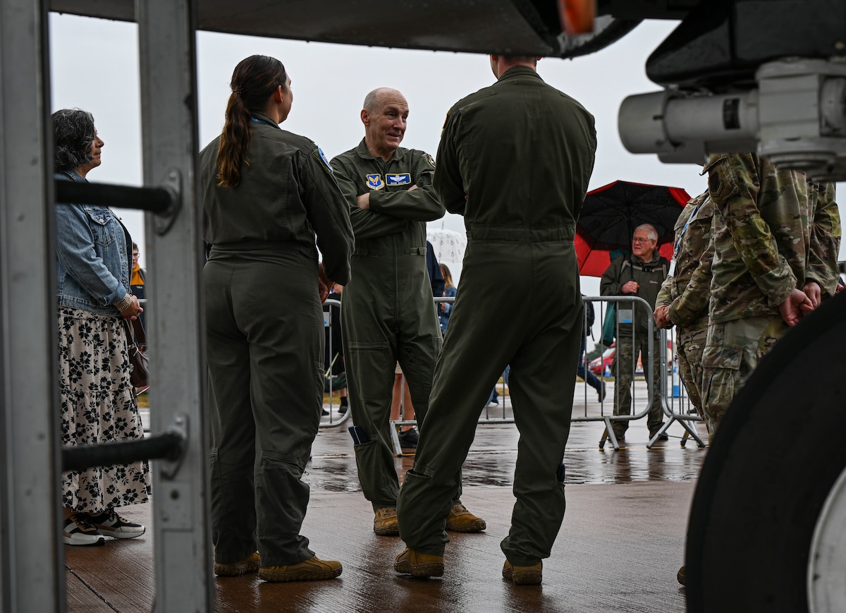 CSAF speaks with Airmen on flightline.