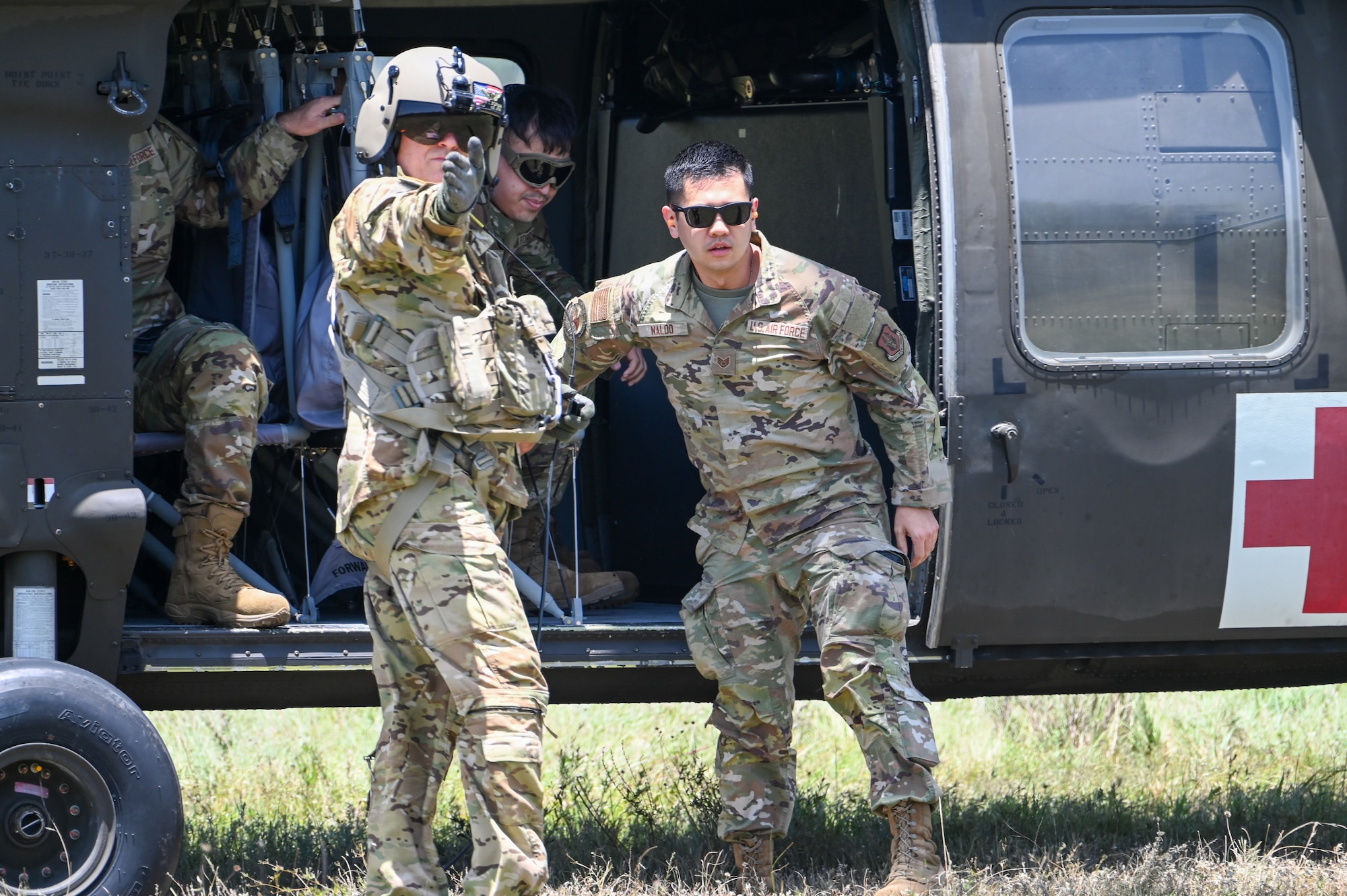 Texas Army National Guard Lt. Col. Christopher Stephens, UH-60 flight surgeon with Charlie Company, 2nd General Support Aviation Battalion, 36th Combat Aviation Brigade, directs U.S. Air Force personnel during simulated medical evacuation procedures for OPERATION DUSTOFF VIGILANCE ’25 at Joint Base San Antonio-Camp Bullis, Texas, July 16, 2025.