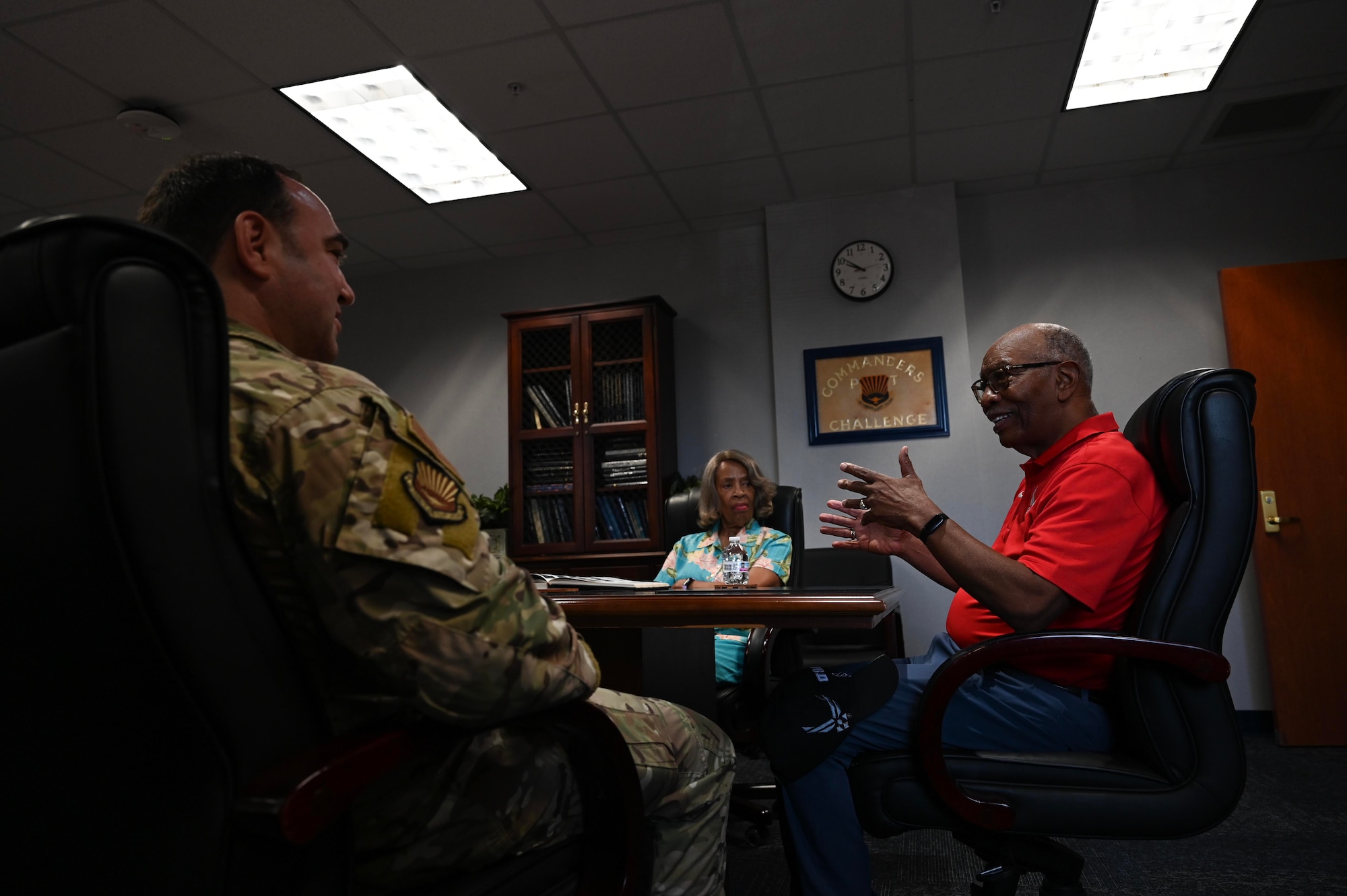 Retired veteran speaks with ACSC commander