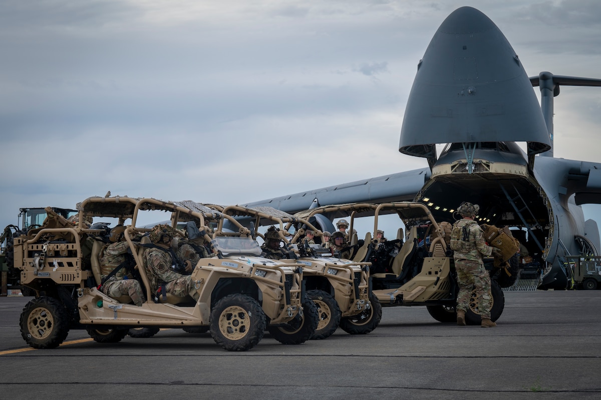 Airmen guard plane