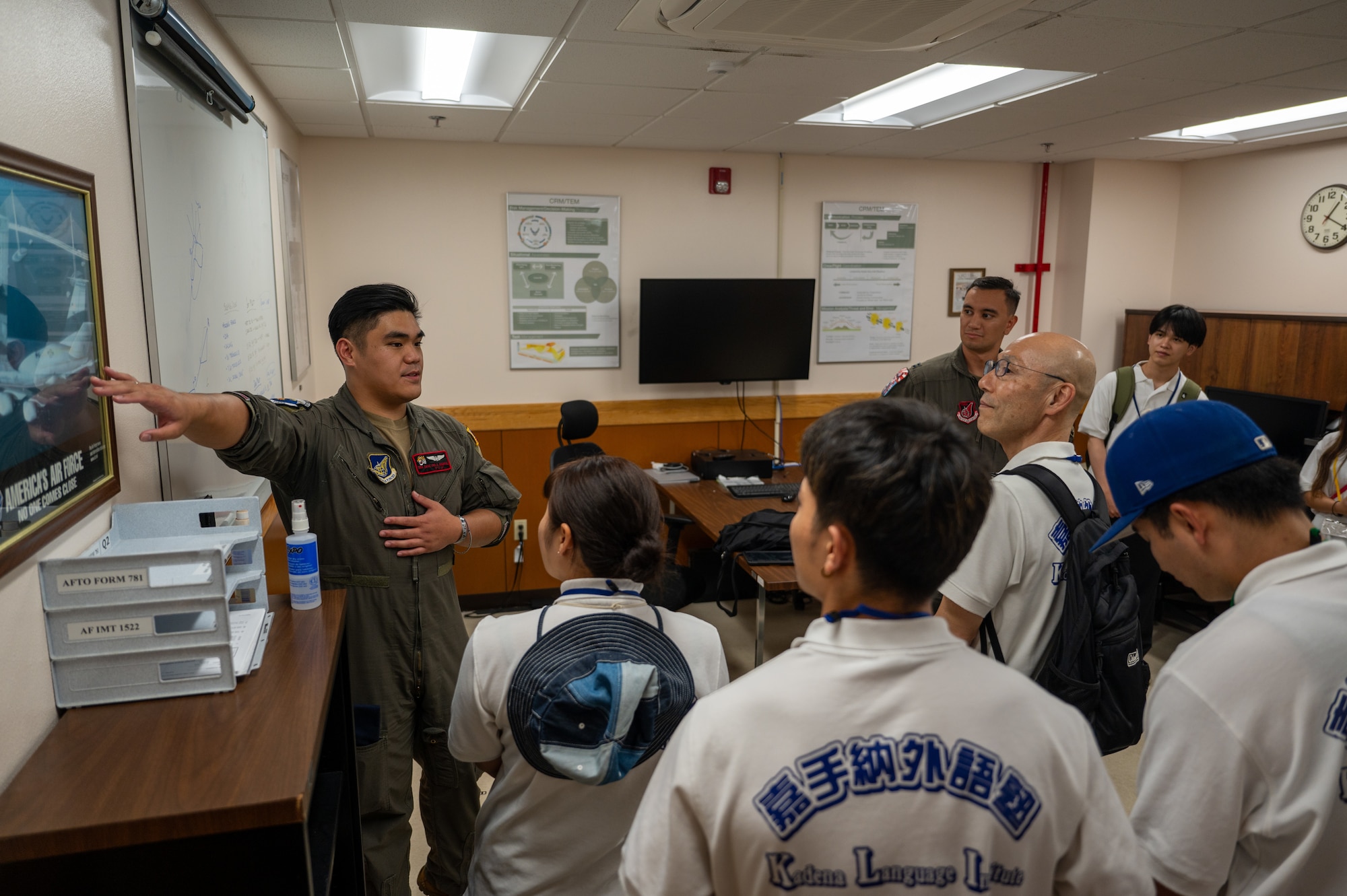 A U.S. Airmen explaining the functions of a KC-135 Stratotanker to KLI students