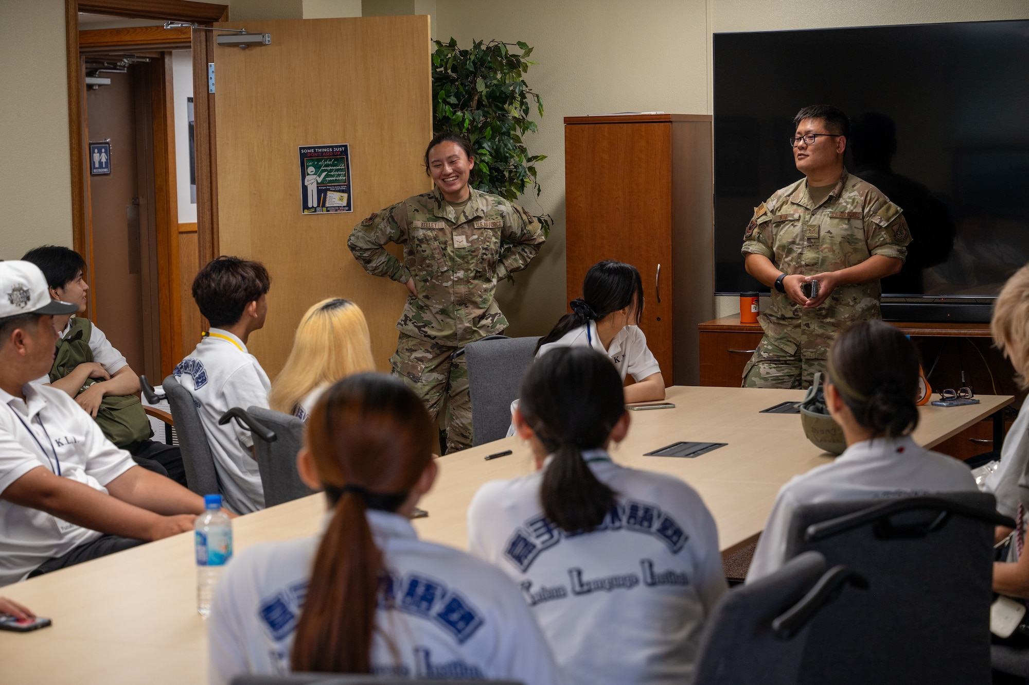 U.S. Airmen talking about their military experience to KLI students