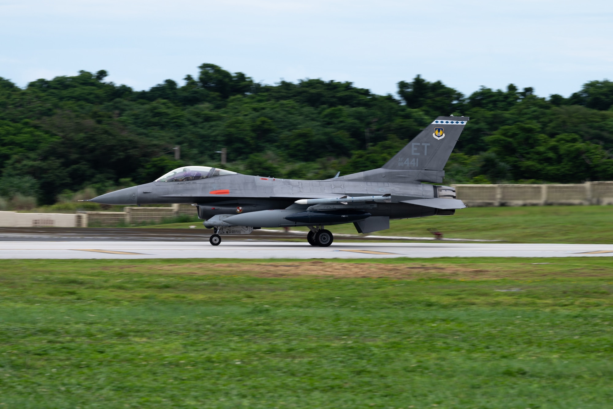 Photo of an F-16C Fighting Falcon taxiing on the flightline