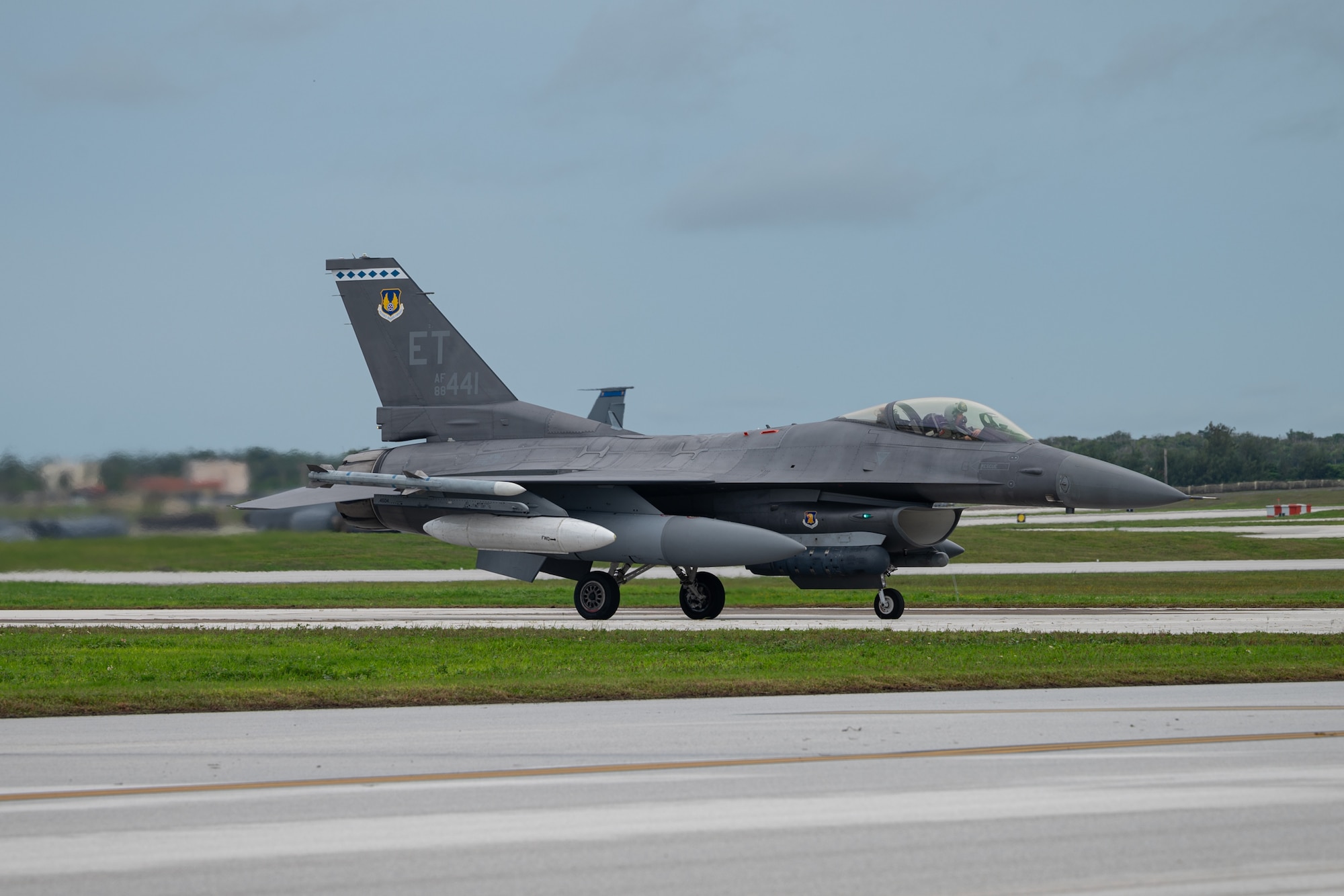 Photo of an F-16C Fighting Falcon parking on the flightline