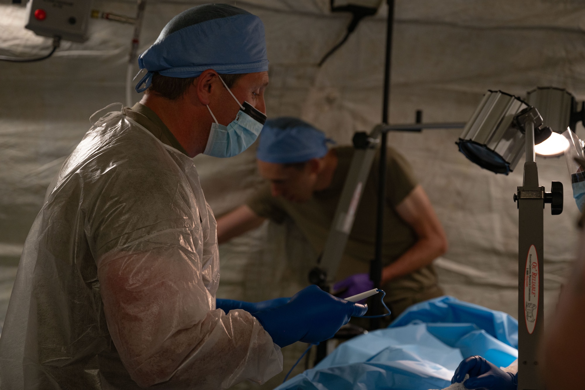 Photo of an orthopedic surgeon preparing for a simulated surgery