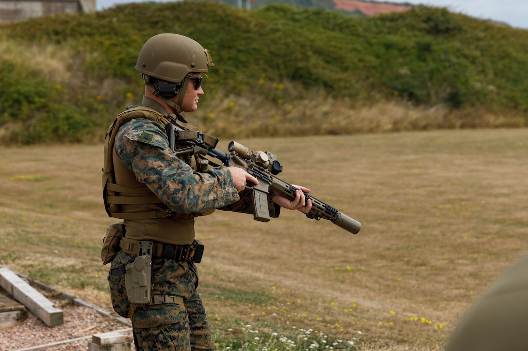 Marine prepares to shoot a rifle qualification