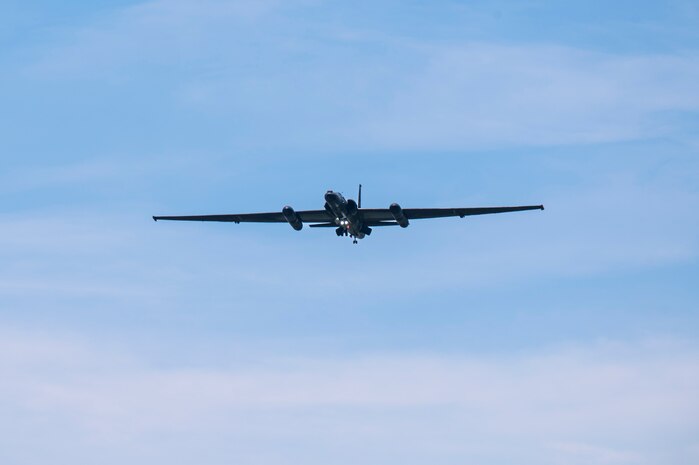A U-2 Dragon Lady from the 9th Reconnaissance Wing approaches the runway at Oshkosh, Wisconsin, July 20, 2025.