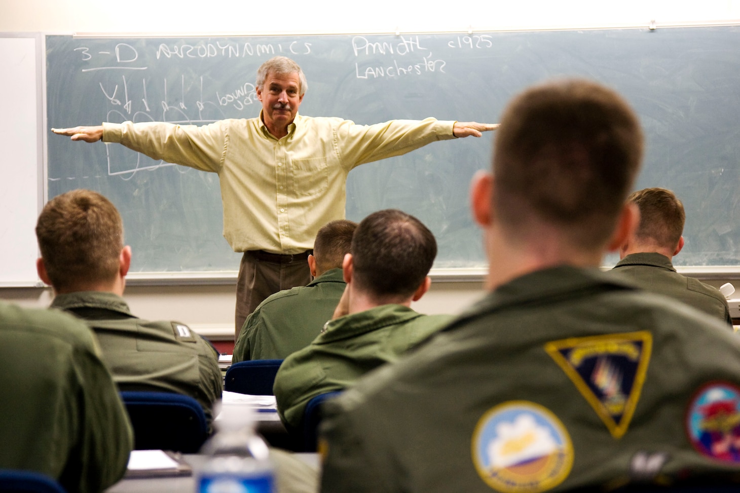 J.J. McCue, NAVAIR Esteemed Fellow, discusses aerodynamics principles and flight test techniques with USNTPS Class 133.