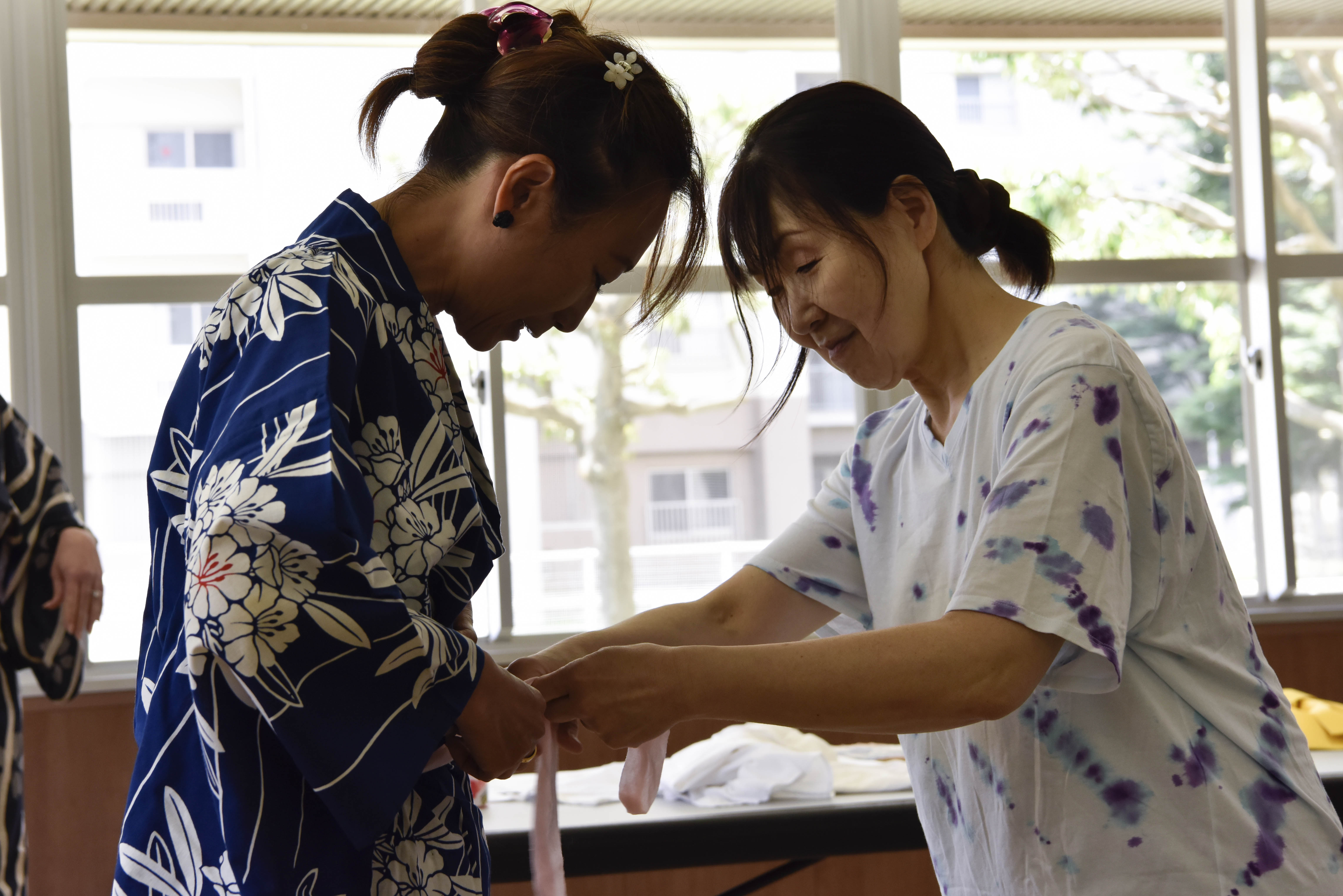 Mika Nakamura demonstrates yukata wear during an Cultural Exchange Club event at the Ikego Nikko tower lounge.